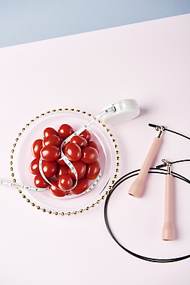 포토 JPG 스튜디오촬영 다이어트 방울토마토 줄자 건강 사람없음 하이앵글 건강관리 오브젝트 줄넘기 유리접시 분홍색배경 국내포토 접시 뷰포인트 분홍색 백그라운드 토마토 실내 자 관리 운동 파일형식