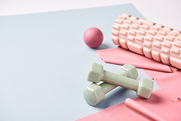 포토 JPG 스튜디오촬영 다이어트 건강 사람없음 건강관리 아령 오브젝트 파란배경 지압볼 폼롤러 스트레칭밴드 국내포토 백그라운드 실내 관리 파란색 지압 파일형식