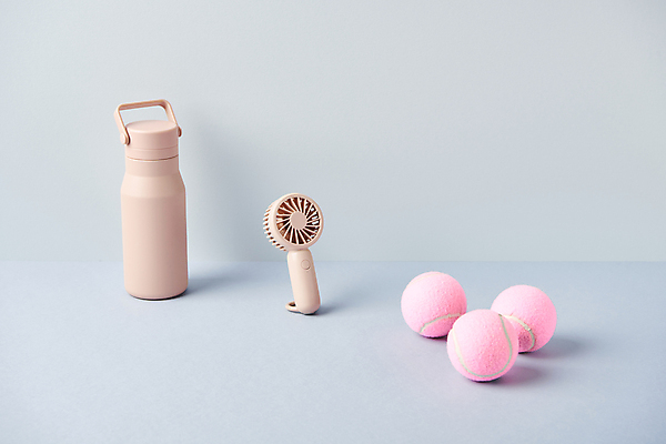 포토 JPG 스튜디오촬영 다이어트 건강 사람없음 건강관리 테니스공 오브젝트 파란배경 텀블러 손풍기 국내포토 백그라운드 공 실내 관리 컵 파란색 테니스용품 선풍기 휴대용 파일형식