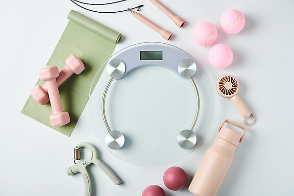 포토 JPG 스튜디오촬영 다이어트 건강 사람없음 하이앵글 건강관리 아령 테니스공 오브젝트 파란배경 체중계 줄넘기 악력기 지압볼 텀블러 손풍기 스트레칭밴드 국내포토 뷰포인트 백그라운드 공 실내 관리 컵 파란색 운동 테니스용품 선풍기 휴대용 지압 파일형식