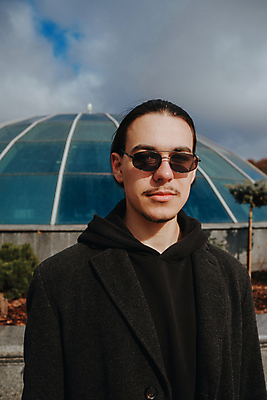 포토 JPG 해외이미지 백인 모델 1 학생 라이프스타일 응시 교육 남자 행복 안경 백그라운드 가방 학교 거리 한명 서기 사람 소년 성인 야외 유행 검은색 흰색 최고 자신감 대학교 단절 진짜 스타일 힙스터 해외포토 서양인 시선 잡화 패션 감정 어린이 컬러 모션 생활 파일형식 이미지허브