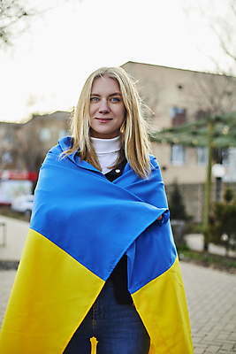 포토 JPG 해외이미지 유럽 얼굴 한명 사람 파란색 평화 자유 깃발 민주주의 충돌 심볼 군용 전쟁 러시아 애국심 그만 독립 우크라이나 위기 전국 정치 지원 항의 해외포토 1 나라 컬러 컨셉 군대 신체부위 파일형식 이미지허브