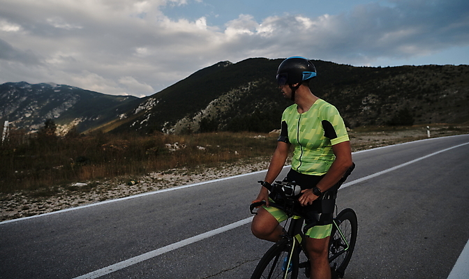 포토 JPG 해외이미지 주간 응시 남자 도로 하늘 휴식 산 한명 서기 상반신 성인 야외 옆모습 자전거 사이클선수 사이클링 라이딩 성인남자한명만 해외포토 자연요소 1 시선 길 뷰포인트 컨셉 교통시설 모션 운동선수 사람 바이크 육상스포츠 남자한명만 성인남자만 파일형식 이미지허브