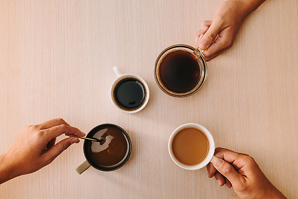 포토 JPG 해외이미지 손 커피 티타임 실내 신체부위 하이앵글 잡기 커피잔 나무배경 젓기 해외포토 음료 뷰포인트 백그라운드 모션 휴식 잔 사람 내부 파일형식 이미지허브