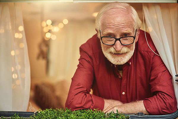 포토 JPG 해외이미지 백인 라이프스타일 응시 노년 남자 행복 안경 여행 컨셉 창문 휴식 전등 수염 실내 한명 미소 사람 여행객 캠핑 커튼 주름 저녁 은퇴 승합차 긍정 옛날 노화 카피스페이스 해외포토 서양인 1 시선 잡화 감정 승용차 레저 조명 표정 성인 내부 생활 공백 야간 파일형식 이미지허브