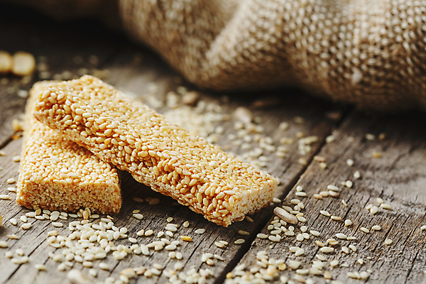 포토 JPG 해외이미지 실내 사람없음 삼베 에너지바 참깨 나무배경 해외포토 음식 백그라운드 내부 깨 파일형식 천_직물 이미지허브