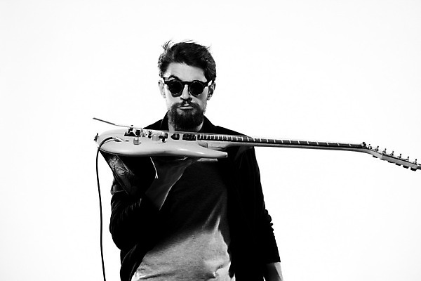 포토 JPG 해외이미지 남자 연주 흑백 한명 들기 상반신 성인 앞모습 선글라스 기타 기타리스트 로큰롤 락스타 성인남자한명만 해외포토 1 안경 음악 뷰포인트 모션 현악기 촬영기법 사람 연주자 남자한명만 성인남자만 파일형식 이미지허브