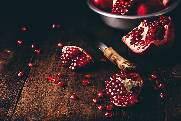 포토 JPG 해외이미지 탁자 사람없음 어둠 석류 석류알 나무배경 해외포토 가구 백그라운드 과일 파일형식 이미지허브