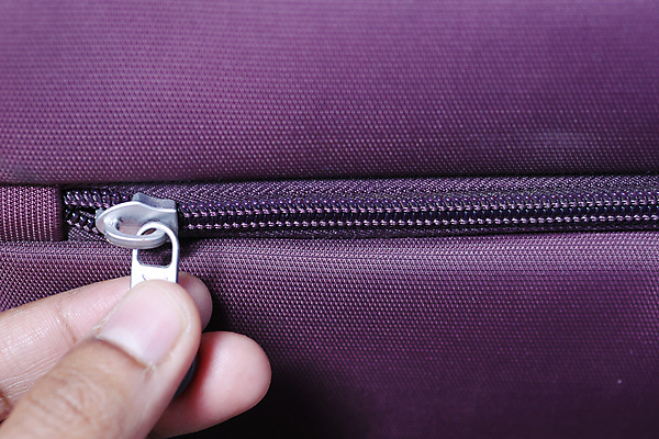 포토 JPG 해외이미지 디자인 여행 패턴 사람없음 유행 금속 여행가방 보라색 나사 직물 오픈 닫기 오브젝트 질감 지퍼 철강 스타일 해외포토 컬러 무늬 가방 모션 재질 공구 파일형식 이미지허브