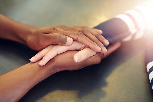 포토 JPG 해외이미지 라이프스타일 손 탁자 함께함 실내 두명 신체부위 빛 손잡기 해외포토 가구 컨셉 모션 사람 내부 생활 파일형식 이미지허브