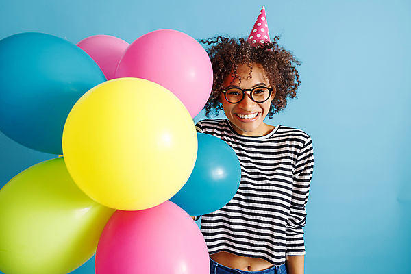 포토 JPG 해외이미지 여자 한명 미소 상반신 성인 앞모습 고깔모자 파란배경 풍선 성인여자한명만 안경낌 해외포토 모자_잡화 1 안경 뷰포인트 백그라운드 표정 사람 파란색 여자한명만 성인여자만 파일형식 이미지허브