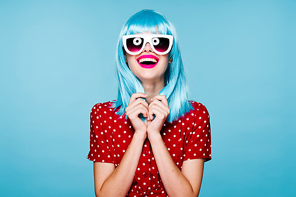 포토 JPG 해외이미지 여자 하늘색 한명 미소 상반신 성인 앞모습 선글라스 잡기 가발 성인여자한명만 힙스터 해외포토 1 패션 안경 뷰포인트 모션 표정 사람 파란색 여자한명만 성인여자만 파일형식 이미지허브