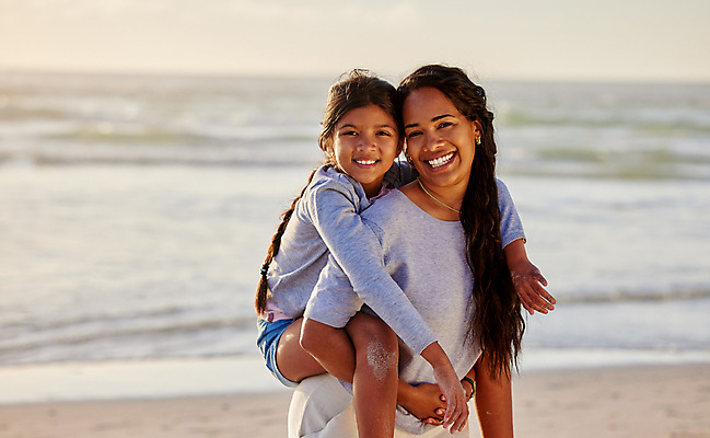 포토 JPG 해외이미지 주간 여자 여유 어린이 바다 안기 모녀 휴식 함께함 상반신 성인 야외 두명 옆모습 즐거움 업기 해외포토 자연요소 딸 감정 뷰포인트 컨셉 가족 모션 엄마 사람 파일형식 이미지허브