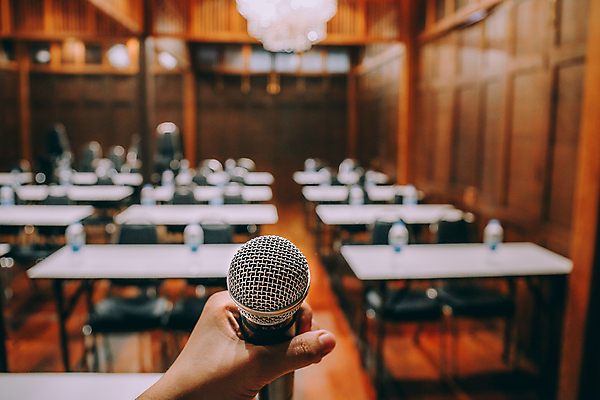 포토 JPG 해외이미지 손 실내 들기 아웃포커스 신체부위 강의 강당 마이크 세미나 비어있는 해외포토 음향기기 모션 촬영기법 사람 내부 파일형식 이미지허브