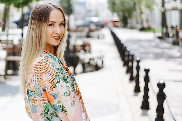 포토 JPG 해외이미지 학생 라이프스타일 응시 옷 여자 유럽 여행 포즈 백그라운드 바지 모션 휴가 거리 한명 사람 성인 취미 야외 여름 햇빛 숫자 유행 여행객 걷기 맑음 산책 카페 에너지 도시 자신감 우아함 스마트 옷입기 긍정 타운 무료 혼자 스타일 카피스페이스 해외포토 문자 1 시선 계절 감정 나라 컨셉 하의 날씨 휴식 생활 태양 상점 공백 파일형식 이미지허브