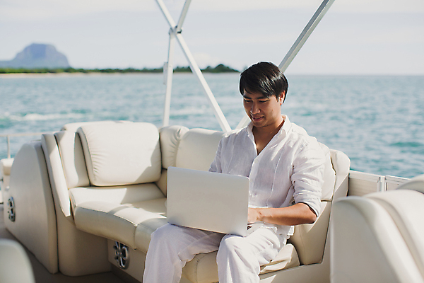 포토 JPG 해외이미지 직업 남자 행복 바다 여행 인터넷 요트 비즈니스 통신 바람 휴가 항해 한명 사람 앉기 성인 야외 물 여름 노트북 컴퓨터 글로벌 사무실 웹 장비 타이핑 키보드 작업 비즈니스맨 보트 크루즈 승무원 갑판 경영자 함선 선원 모리셔스 진짜 해외포토 자연요소 1 계절 감정 배_교통 모션 날씨 전자제품 직장인 리더 파일형식 이미지허브