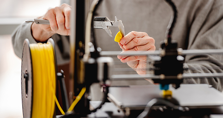 포토 JPG 해외이미지 남자 실내 한명 들기 상반신 성인 앞모습 과학기술 잡기 작업 기술자 제조 소프트포커스 만들기 인공 3D프린터 성인남자한명만 4차산업 해외포토 직업 1 산업 뷰포인트 모션 기술 촬영기법 사람 내부 인쇄기 남자한명만 성인남자만 파일형식 이미지허브