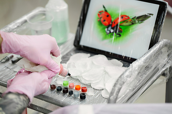 포토 JPG 해외이미지 라이프스타일 손 디자인 장갑 도안 잉크 들기 신체부위 태블릿 붓기 문신 준비 그림 랩 타투이스트 해외포토 직업 잡화 모션 사람 생활 전자제품 스마트기기 파일형식 이미지허브