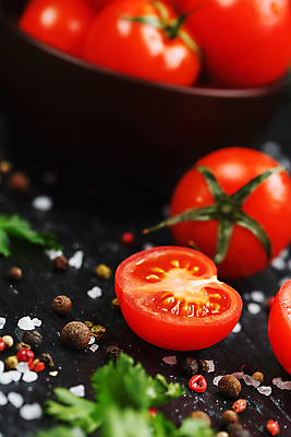 포토 JPG 해외이미지 토마토 방울토마토 검은배경 단면 실내 사람없음 아웃포커스 소프트포커스 소금 통후추 해외포토 백그라운드 채소 촬영기법 내부 검은색 후추 파일형식 이미지허브