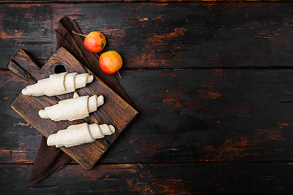 포토 JPG 해외이미지 스튜디오촬영 음식 빵 과일 사람없음 하이앵글 신선 크루아상 나무도마 해외포토 뷰포인트 도마 실내 목재 파일형식 이미지허브