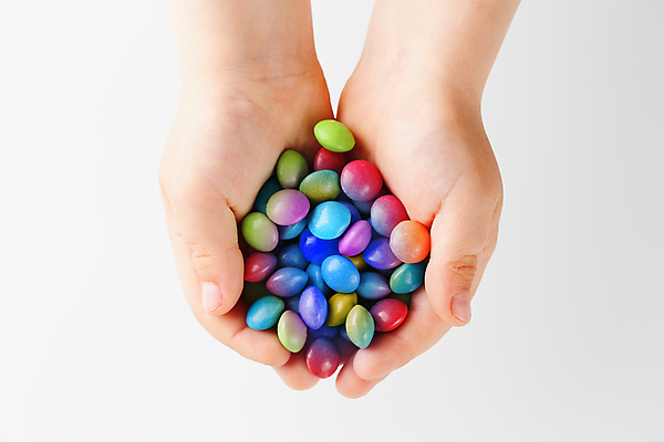 포토 JPG 해외이미지 손 백그라운드 디저트 사탕 들기 신체부위 컬러풀 잡기 달콤 가득함 손모으기 많음 해외포토 음식 컬러 컨셉 모션 사람 손짓 맛 파일형식 이미지허브