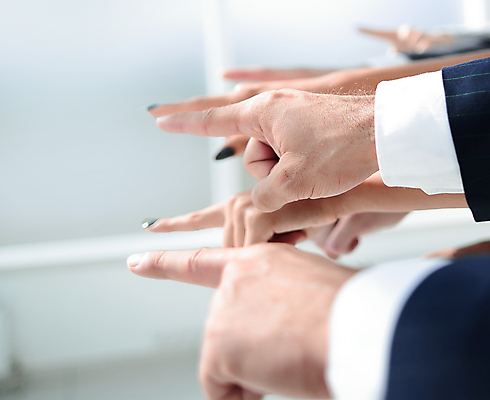 포토 JPG 해외이미지 손 정장 아웃포커스 신체부위 가리킴 소프트포커스 해외포토 옷 촬영기법 사람 손짓 파일형식 이미지허브