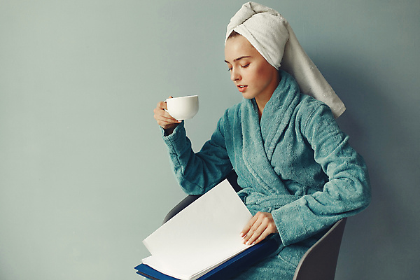 포토 JPG 해외이미지 백인 모델 1 라이프스타일 헤어스타일 여자 행복 얼굴 커피 포즈 백그라운드 갈색머리 한명 사람 성인 컵 파란색 수건 뷰티 유행 기쁨 흰색 목욕가운 화려 우아함 날씬함 긍정 내추럴 고립 스타일 해외포토 서양인 식기 감정 음료 컬러 컨셉 생활 신체부위 위생용품 가운 몸매 파일형식 이미지허브