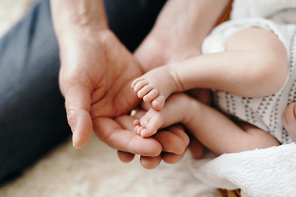 포토 JPG 해외이미지 손 발 실내 한명 앞모습 아웃포커스 신체부위 아기 신생아 작음 손모으기 해외포토 1 뷰포인트 촬영기법 사람 손짓 내부 크기 파일형식 이미지허브