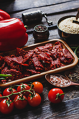 포토 JPG 해외이미지 접시 음식 조각 다이어트 토마토 채소 재료 건조 건강 마늘 요리 사람없음 빨간색 초록색 태양 주방 식사 저녁식사 이탈리아 신선 사발 맛 지중해 허브 향신료 유기농 올리브 후추 바질 내추럴 점심식사 채식주의자 핸드메이드 탈수 비건 맛있는 해외포토 자연요소 식물 식기 웰빙 열매 유럽 바다 컬러 컨셉 사기그릇 채식 향미료 파일형식 이미지허브