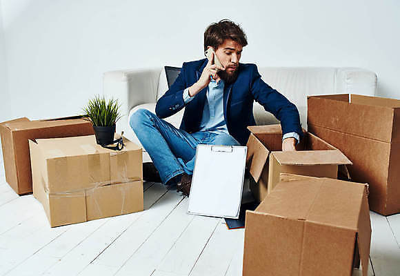 포토 JPG 해외이미지 전신 백인 남자 실내 한명 들기 앉기 성인 앞모습 상자 소파 비즈니스맨 이사 통화 이삿짐 짐싸기 서류판 성인남자한명만 해외포토 서양인 1 뷰포인트 의자 비즈니스 모션 사람 내부 사무용품 직장인 남자한명만 성인남자만 파일형식 이미지허브