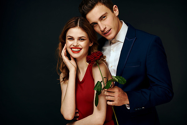 포토 JPG 해외이미지 백인 커플 여자 남자 포옹 미소 들기 상반신 성인 두명 장미 낭만 우아함 성인만 해외포토 서양인 꽃 컨셉 관계 안기 모션 표정 사람 파일형식 이미지허브