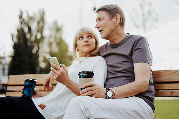 포토 JPG 해외이미지 백인 라이프스타일 커플 여자 노년 남자 행복 커피 음료 2 벤치 관계 포옹 남편 모바일 휴가 휴식 거리 함께함 사랑 미소 웃음 사람 성인 야외 두명 스마트폰 산책 낭만 아내 날짜 따뜻한음료 옛날 해외포토 서양인 감정 컨셉 의자 안기 표정 생활 핸드폰 스마트기기 파일형식 이미지허브