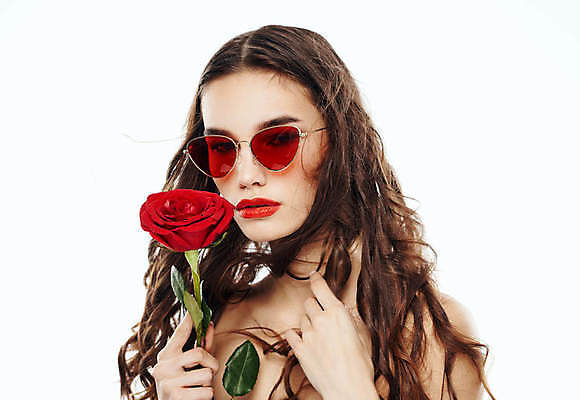 포토 JPG 해외이미지 백인 여자 포즈 한명 들기 상반신 성인 앞모습 선글라스 화장 뷰티 장미 성인여자한명만 해외포토 서양인 1 꽃 안경 뷰포인트 모션 사람 여자한명만 성인여자만 파일형식 이미지허브