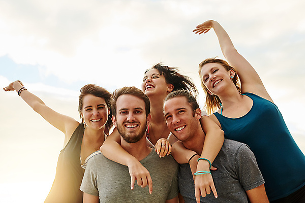 포토 JPG 해외이미지 주간 라이프스타일 응시 여자 남자 행복 포옹 어깨동무 함께함 미소 여러명 상반신 20대 성인 야외 앞모습 여름 친구 손들기 우정 성인만 해외포토 자연요소 시선 계절 감정 뷰포인트 포즈 다수 컨셉 관계 안기 모션 표정 사람 청년 생활 파일형식 이미지허브