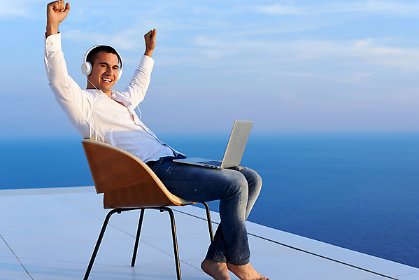 포토 JPG 해외이미지 전신 남자 의자 비즈니스 하늘 팔벌리기 휴식 한명 앉기 성인 야외 옆모습 노트북 손들기 헤드셋 만세 자유 옥상 성인남자한명만 해외포토 1 뷰포인트 음향기기 가구 컨셉 모션 사람 전자제품 헤드폰 남자한명만 성인남자만 파일형식 이미지허브