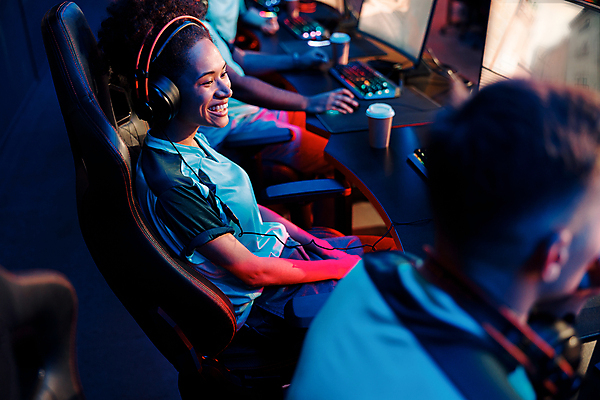 포토 JPG 해외이미지 여자 남자 의자 상반신 성인 취미 두명 옆모습 모니터 헤드셋 경쟁 게임 키보드 사이버 게이머 테이크아웃컵 성인만 해외포토 뷰포인트 음향기기 가구 컨셉 놀이 사람 컵 컴퓨터 헤드폰 파일형식 이미지허브