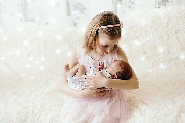 포토 JPG 해외이미지 전신 여자 어린이 안기 실내 남매 앉기 상반신 두명 앞모습 옆모습 다정 아기 누나 돌봄 해외포토 뷰포인트 컨셉 가족 모션 사람 내부 파일형식 이미지허브