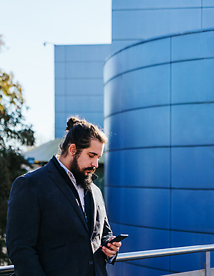 포토 JPG 해외이미지 백인 모델 직업 1 라이프스타일 응시 남자 행복 무기 백그라운드 비즈니스 통신 성공 모바일 세포 대화 한명 서기 사람 성인 스마트폰 핸드폰 컴퓨터 사무실 맑음 흰색 잡기 도시 업무 비즈니스맨 자신감 전화기 스마트 부름 경영 스타일 해외포토 서양인 시선 감정 컬러 컨셉 모션 날씨 말하기 생활 전자제품 스마트기기 작업 직장인 파일형식 이미지허브