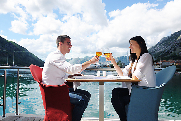 포토 JPG 해외이미지 커플 여자 남자 바다 데이트 휴식 사랑 들기 앉기 상반신 성인 야외 두명 옆모습 식당 와인 낭만 건배 연애 성인만 해외포토 감정 뷰포인트 컨셉 관계 모션 주류 사람 상점 파일형식 이미지허브