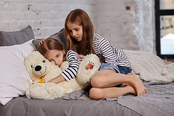 포토 JPG 해외이미지 전신 백인 여자 어린이 안기 함께함 실내 두명 앞모습 눕기 곰인형 침대 자매 여동생 언니 삐침 소녀만 해외포토 서양인 감정 인형 뷰포인트 가구 컨셉 가족 모션 사람 내부 동생 여자만 어린이만 파일형식 이미지허브