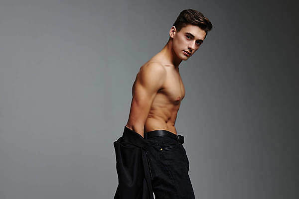 포토 JPG 해외이미지 백인 응시 남자 포즈 회색배경 실내 한명 상반신 성인 옆모습 벗기 근육질 성인남자한명만 바디프로필 해외포토 서양인 1 시선 뷰포인트 백그라운드 모션 근육 사람 내부 헬스 회색 몸매 남자한명만 성인남자만 파일형식 이미지허브