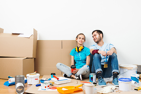 포토 JPG 해외이미지 전신 커플 응시 여자 남자 들기 앉기 성인 두명 앞모습 인테리어 상자 공구 종이상자 페인트통 페인트붓 페인팅도구 페인트롤러 셀프 리모델링 성인만 셀프인테리어 해외포토 디자인 시선 뷰포인트 관계 모션 통 사람 페인트 도구 붓 파일형식 이미지허브