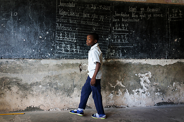 포토 JPG 해외이미지 1 학생 라이프스타일 교육 남자 문화 어린이 백그라운드 교실 학교 아프리카 한명 사람 소년 뒷모습 스터디 마을 검은색 칠판 아프리카인 가난 기아 배고픔 읽기 책상 신학기 최초 개발 진짜 초보 탄자니아 카피스페이스 해외포토 외국인 나라 뷰포인트 컬러 가구 컨셉 모션 생활 학습 공백 사회이슈 파일형식 이미지허브