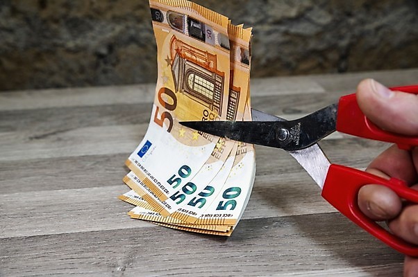 포토 JPG 해외이미지 손 유럽 종이 백그라운드 컨셉 지폐 돈 비즈니스 화살 사람없음 빨간색 금융 경제 사무실 세일 달러 동전 저축 유로 성장 흰색 위험 가격 자르기 심볼 투자 파산 빚 그만 보너스 예산 위기 비용 해외포토 나라 컬러 모션 신체부위 재산 파일형식 이미지허브