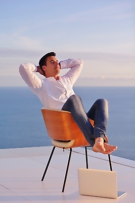 포토 JPG 해외이미지 전신 남자 의자 비즈니스 하늘 휴식 한명 앉기 성인 야외 옆모습 노트북 자유 옥상 성인남자한명만 해외포토 1 뷰포인트 가구 컨셉 모션 사람 전자제품 남자한명만 성인남자만 파일형식 이미지허브