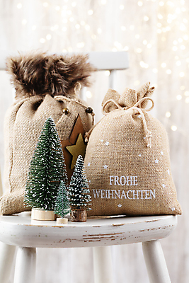 포토 JPG 해외이미지 크리스마스 의자 실내 사람없음 아웃포커스 크리스마스트리 미니어처 자루 미니트리 해외포토 기념일 가구 촬영기법 내부 모형 파일형식 이미지허브