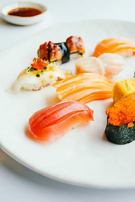 포토 JPG 해외이미지 전통 음식 백그라운드 밥 새우 어류 사람없음 빨간색 식당 일본 식사 초밥 회 흰색 신선 해조류 고추냉이 참치 장어 해산물 롤 연어 대두 해외포토 아시아 컬러 갑각류 상점 수중동물 양념 해양식물 일본음식 파일형식 이미지허브