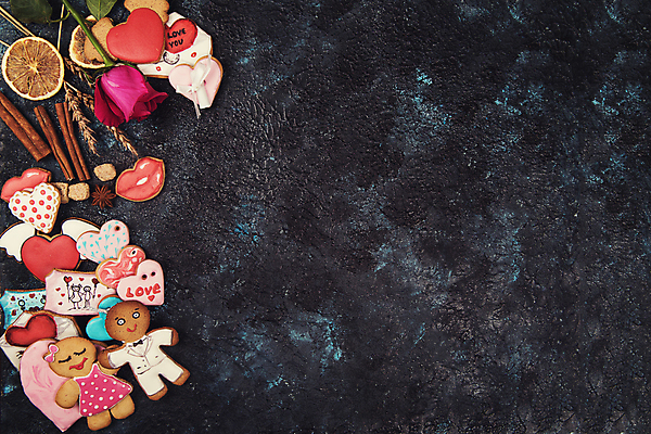 포토 JPG 해외이미지 커플 검은배경 실내 사랑 사람없음 장미 쿠키 하트 진저맨 진저쿠키 카피스페이스 해외포토 모양 꽃 감정 백그라운드 관계 디저트 내부 검은색 공백 파일형식 이미지허브