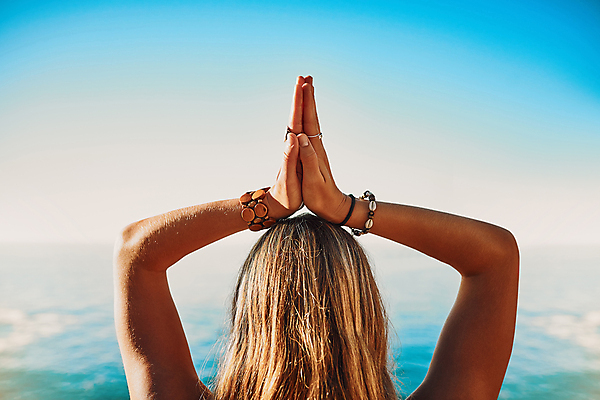 포토 JPG 해외이미지 주간 여자 요가 하늘 한명 상반신 20대 성인 야외 뒷모습 요가자세 요가복 손맞댄 성인여자한명만 해외포토 자연요소 1 웰빙 뷰포인트 포즈 사람 청년 운동복 여자한명만 성인여자만 파일형식 이미지허브