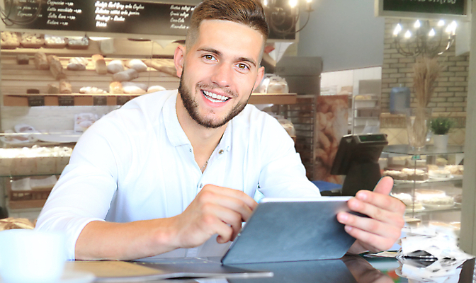 포토 JPG 해외이미지 백인 직업 라이프스타일 옷 남자 행복 커피 음식 비즈니스 사업가 새로움 실내 한명 서기 미소 사람 성인 금융 노트북 컴퓨터 상점 식당 칠판 카페 업무 바 기다림 계산 작음 종업원 웨이터 계산대 직원 서비스 경영자 바리스타 레시피 수익 카페테리아 주인 경영 해외포토 서양인 1 감정 음료 컨셉 모션 표정 내부 생활 경제 전자제품 작업 크기 리더 파일형식 이미지허브